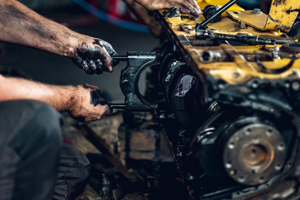 Qualified,mechanic,repairing,hydraulic,pumps,,internal,combustion,engines,,diesel,engines