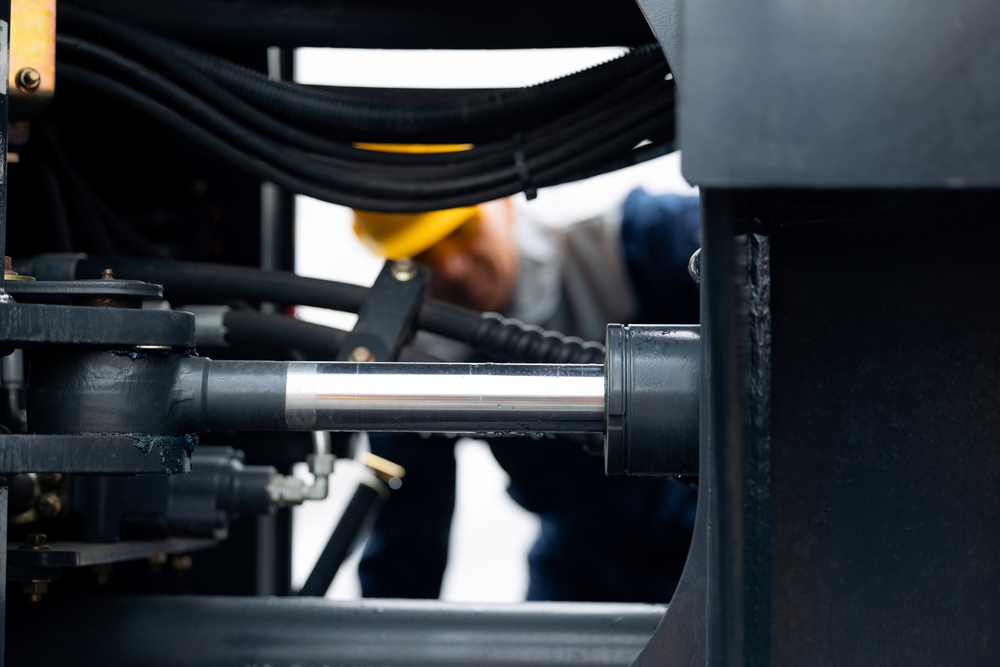 Hydraulic,engineer,doing,safety,check,on,new,installation,hoses,of